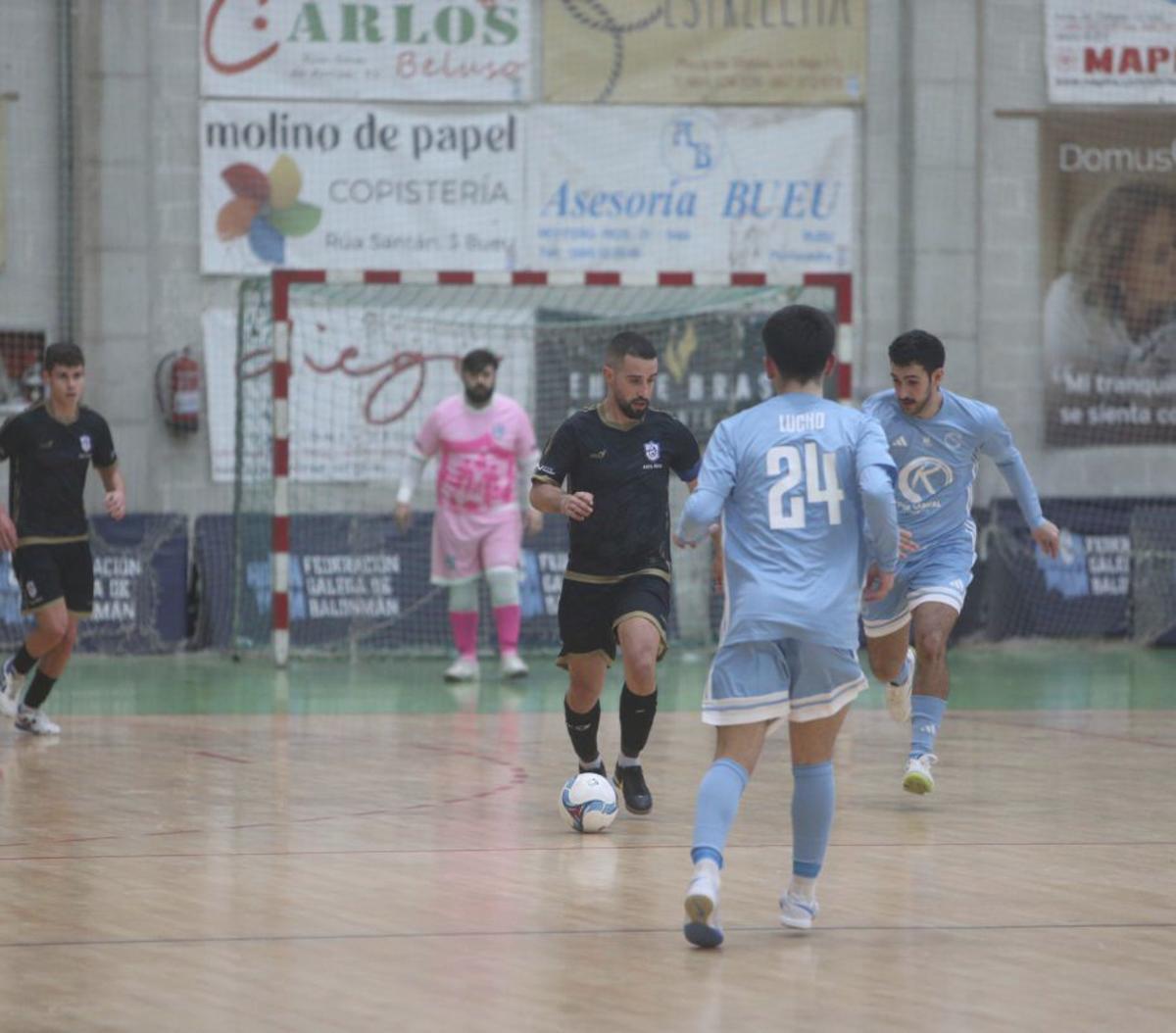 Una acción de un duelo anterior del ADFS Bueu en su feudo. | SANTOS ÁLVAREZ