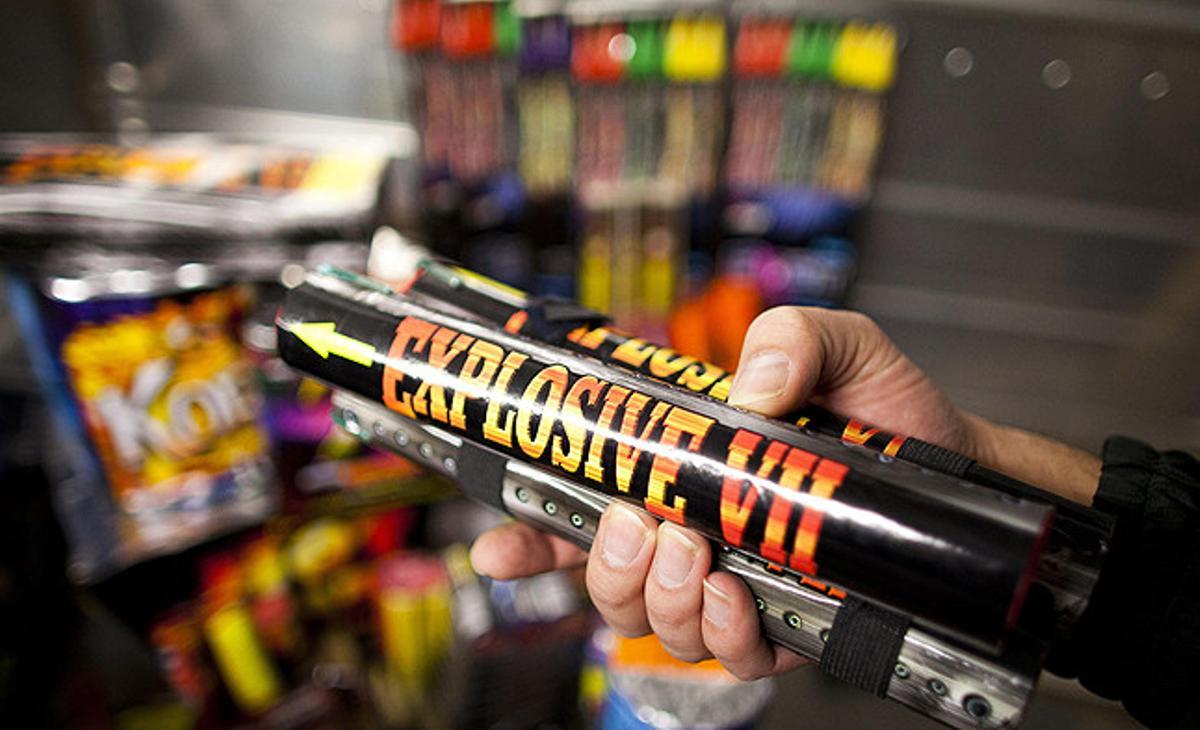 Un policia alemany mostra els focs artificials que van ser confiscats a la frontera amb Polònia.