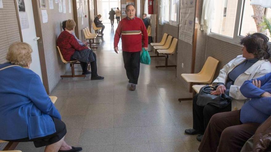 Pacientes mayores en un centro de salud.
