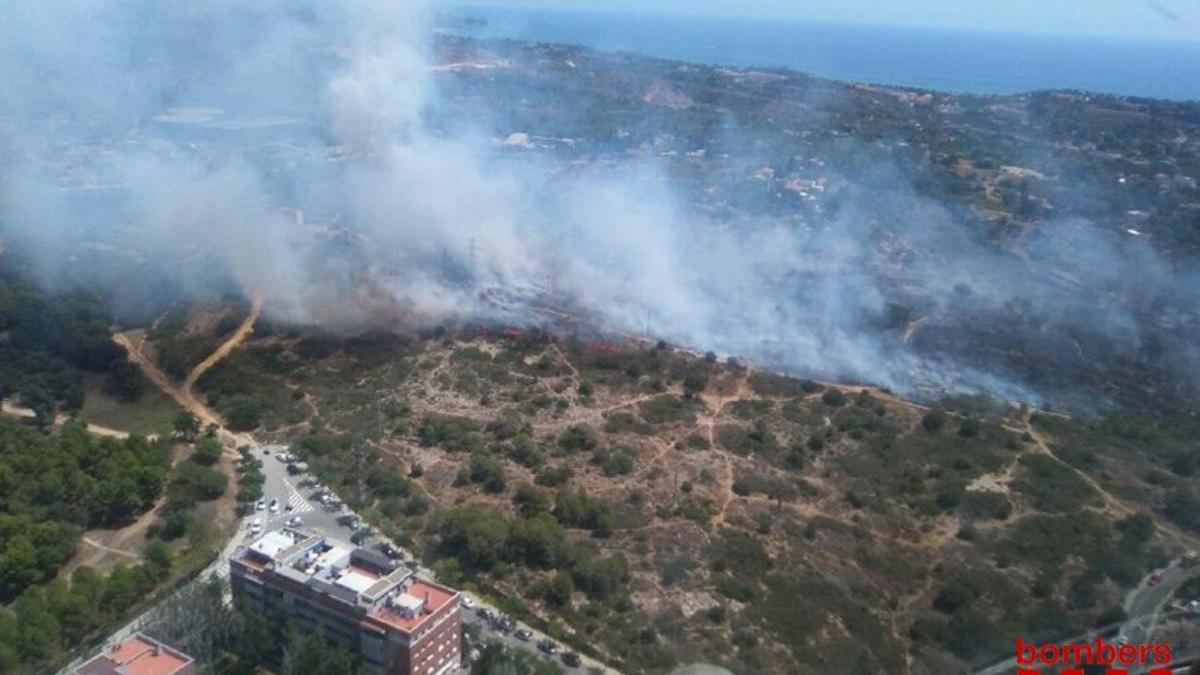 Un incendio quema el Camí de l'Àngel de Tarragona