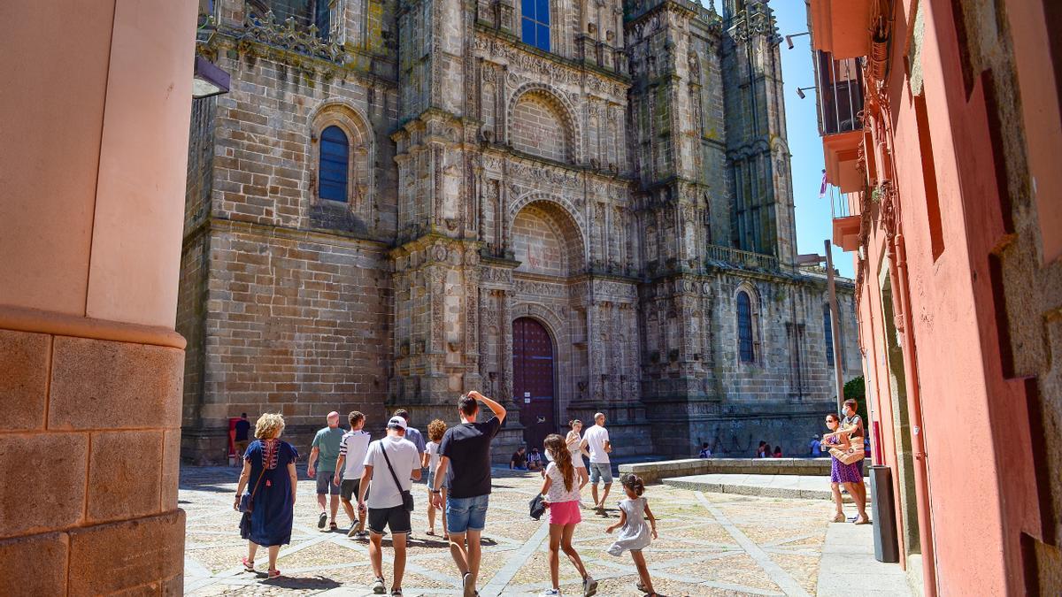 Turistas en la zona de la catedral.