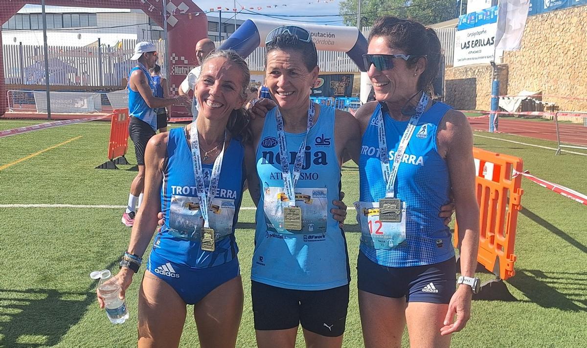 Carmen Gutiérrez (segunda), Lola Chiclana (primera) y Yolanda Villalba (tercera), en la llegada de la carrera meloja.