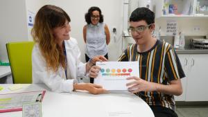 La pediatra Laura Gisbert con Xavi, de 18 años, con autismo y paciente de Vall dHebron.