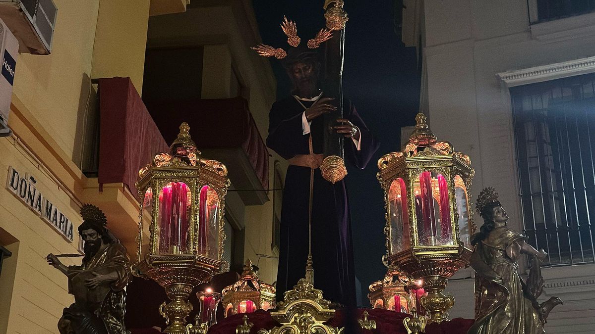 Paso del Cristo de la Salud por la calle Doña María Coronel.