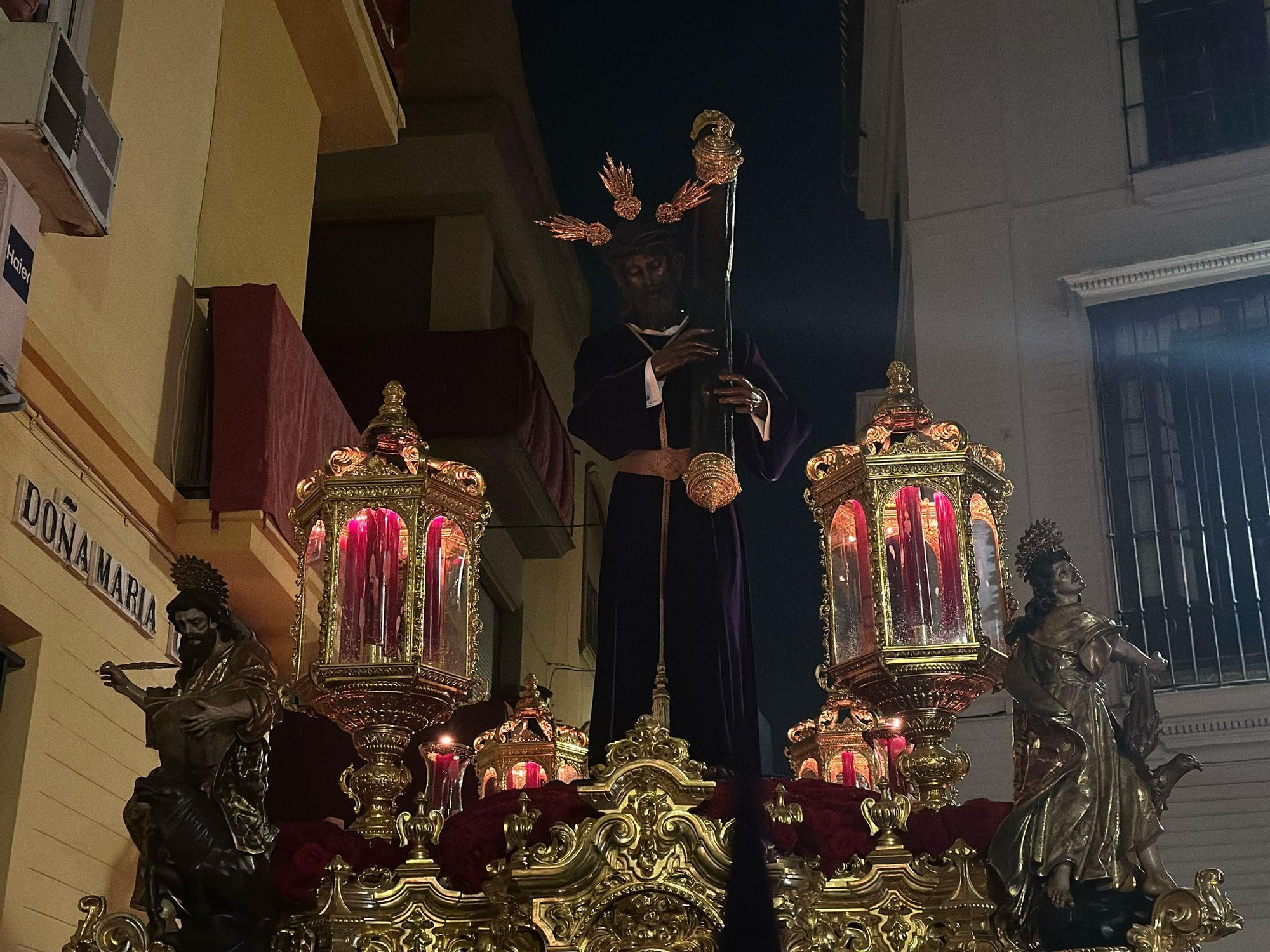 Paso del Cristo de la Salud por la calle Doña María Coronel.