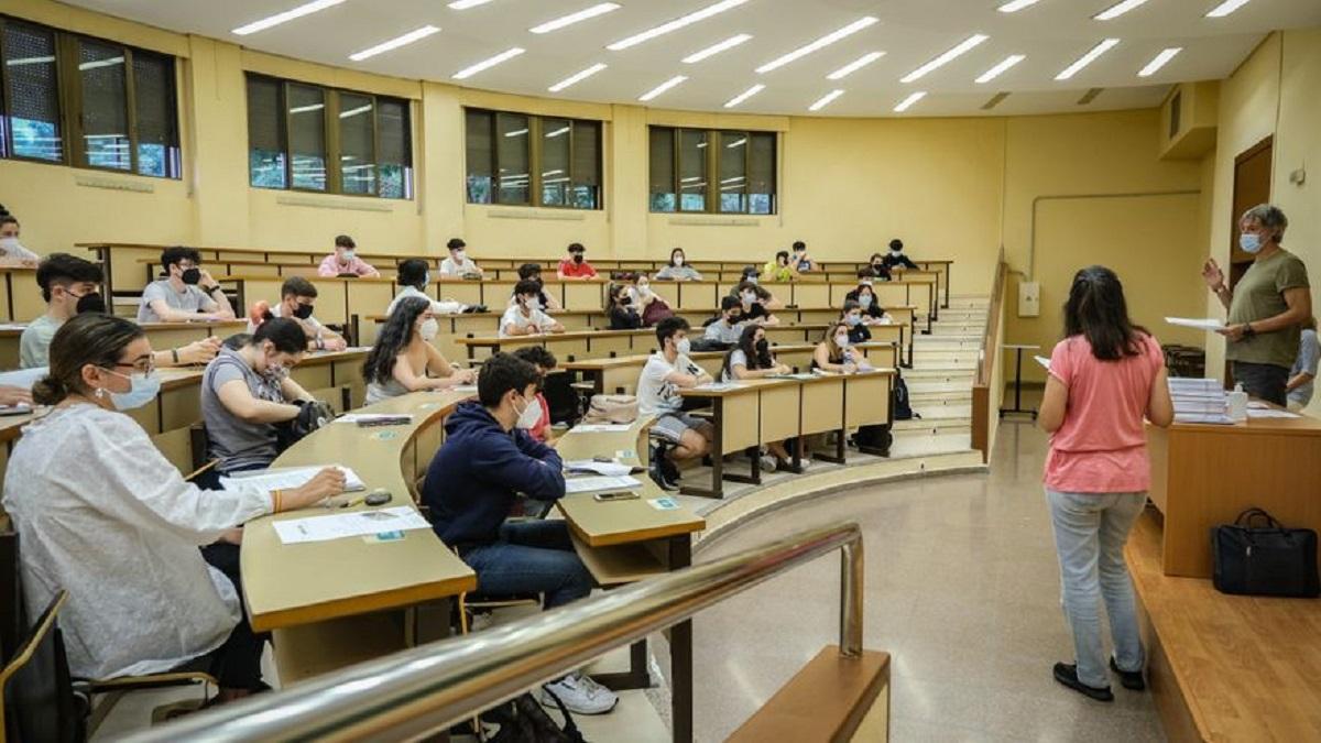 EBAU Estudiantes examinándose