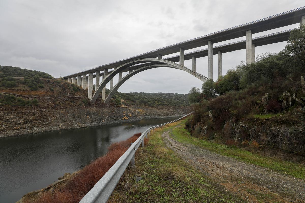 Lugar donde iría la nueva planta de bombeo, en las inmediaciones del puente sobre el Almonte en la A-66.