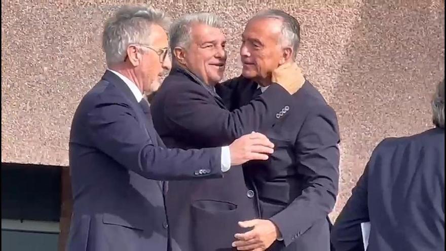 Traspaso de poderes en el Camp Nou. Joan Laporta se abraza a Rafa Yuste
