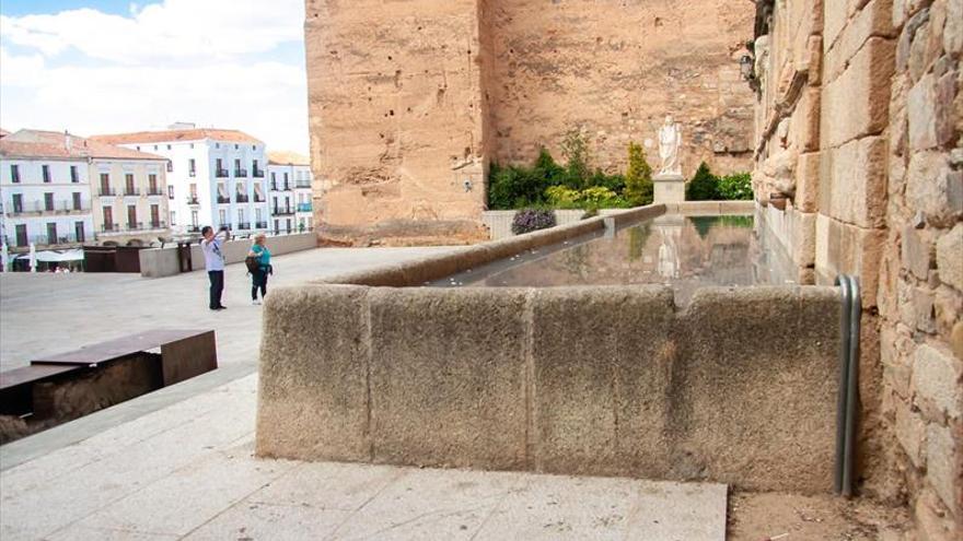 La fuente ornamental del Foro de los Balbos vuelve a funcionar