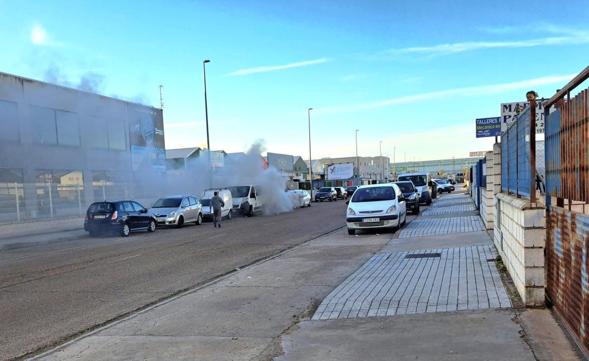 Momentos iniciales del incendio que se ha originado en un vehículo estacionado en la calle Nevero nueve de Badajoz.