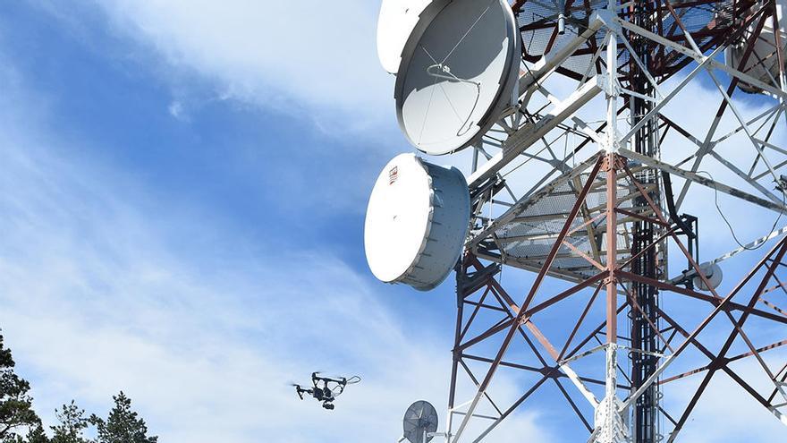 Dos pilotos de esta empresa con base en el Polígono Industrial Cabezo Beaza de Cartagena, manejando un dron en plena labor de inspección.