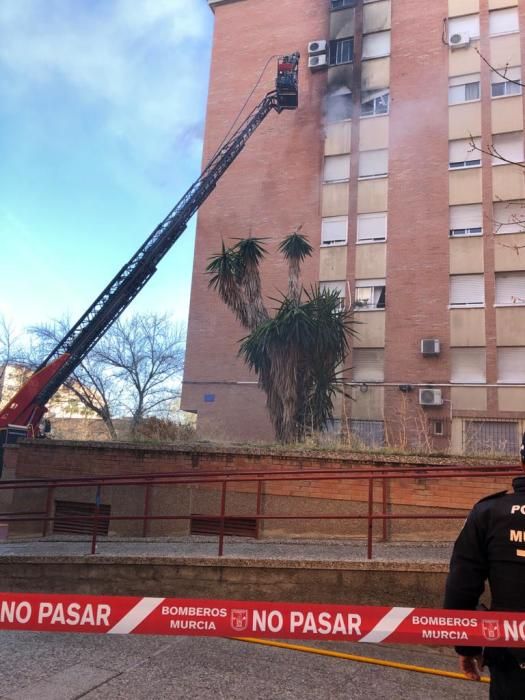 Desalojan un edificio de siete plantas en el Infante por un incendio