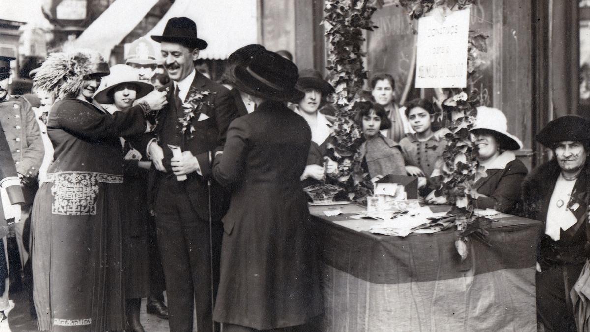 El alcalde Francisco García Almendro es agasajado tras depositar un donativo patriótico.