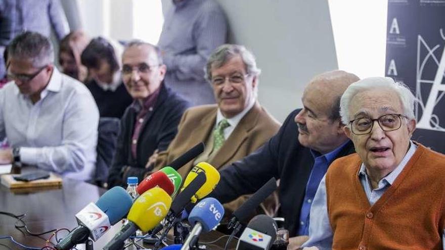 Mariano Ozores, durante su intervención ante la prensa. // Efe