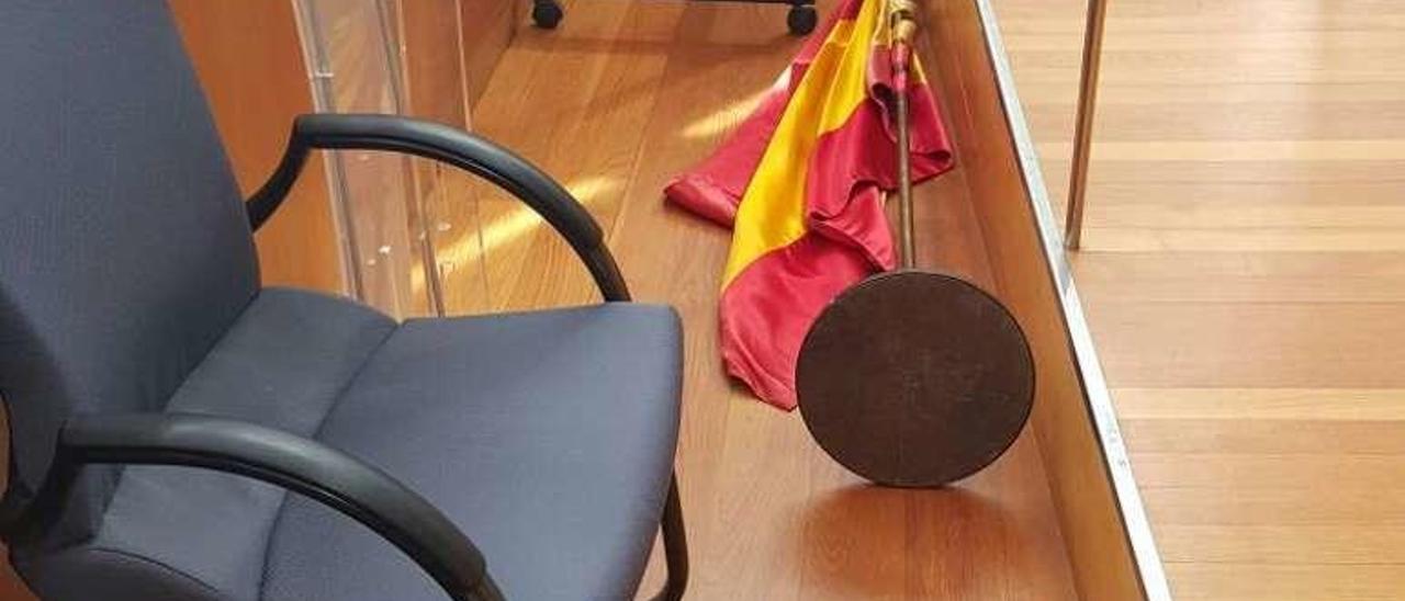 Situación de la bandera de España en el salón de plenos. // S. Álvarez