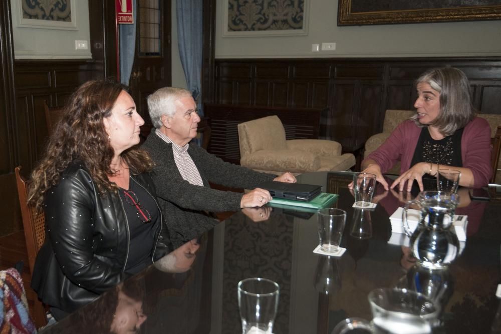 reunión entre representantes de la empresa concesionaria concesionaria del servicio de recogida de la basura con dirigentes de Faro de Monte Alto y con la concejal de Medio Ambiente, María García.