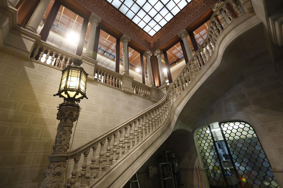 BARCELONA 24/10/2016 Barcelona. BARCELONEANDO - La que fue Casa familiar de Ramon Casas y luego Vinçon se convierte ya en una tienda Massimo Dutti. Para abrir la tienda les han obligado, y han hech, ha recuperar todos los elementos modernistas del edificio. Visita para ver todos los detalles recuperados. FOTO de FERRAN NADEU