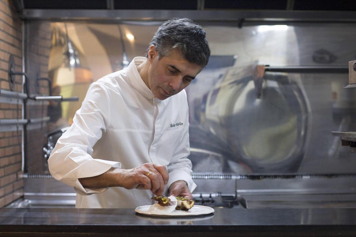 El chef Javier Martín ultima uno de sus platos en cocina.