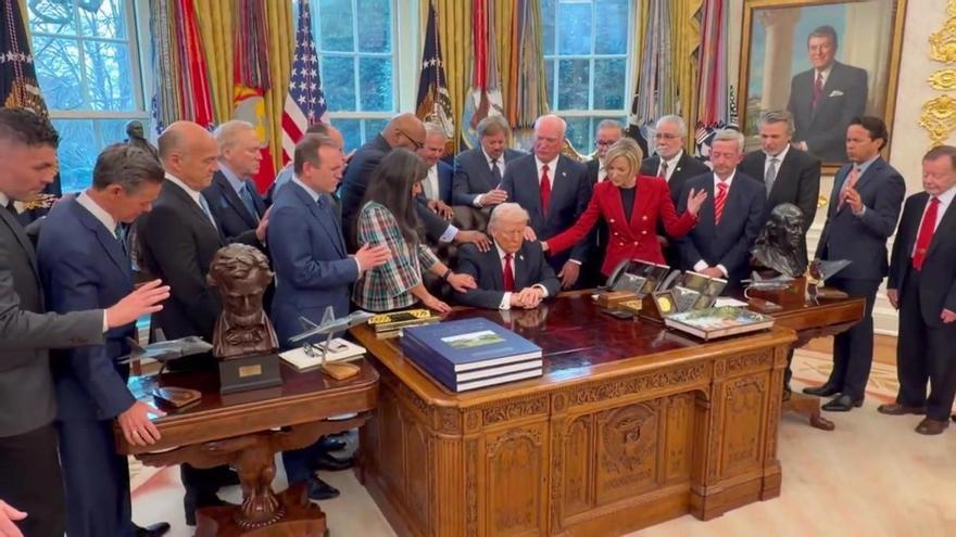 Líderes religiosos ofrecen una oración por Donald Trump en el Despacho Oval de la Casa Blanca