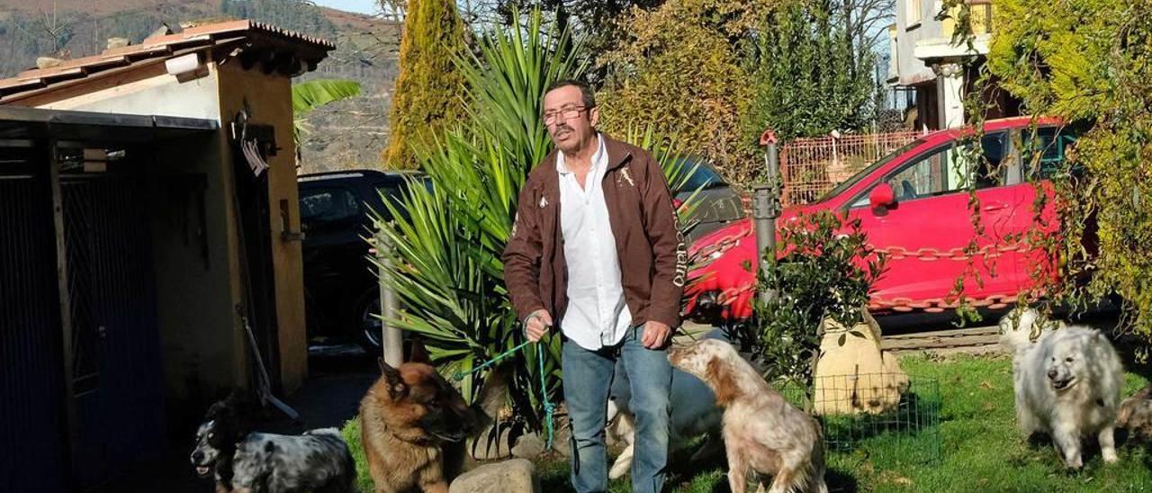 Felipe Pombo, &quot;Pipo&quot;, con varios de los animales que tiene en su albergue canino de Mieres.