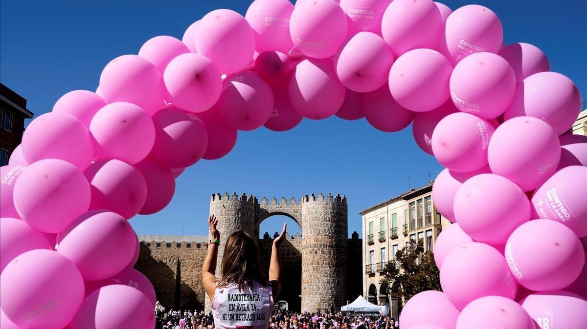 Acto solidario en Ávila contra el cáncer de mama.
