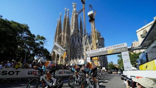 Ciclistes del NSN Cycling Team durant la primera etapa del Tour de França, una contrarellotge per equips de 19,6 quilòmetres aquest dissabte a Barcelona.