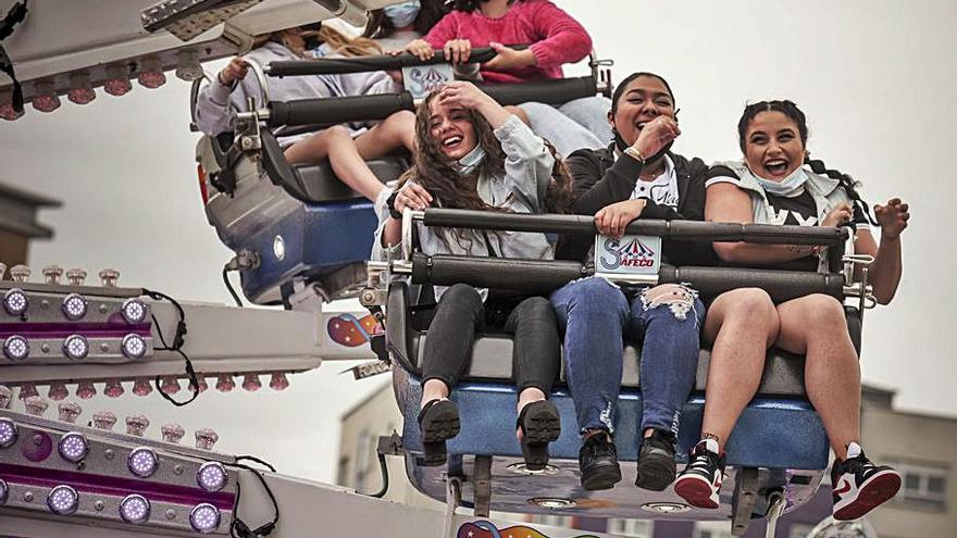 Niños divirtiéndose en una de las dieciséis barracas instaladas por los  feriantes en el barrio. | Irma Collín