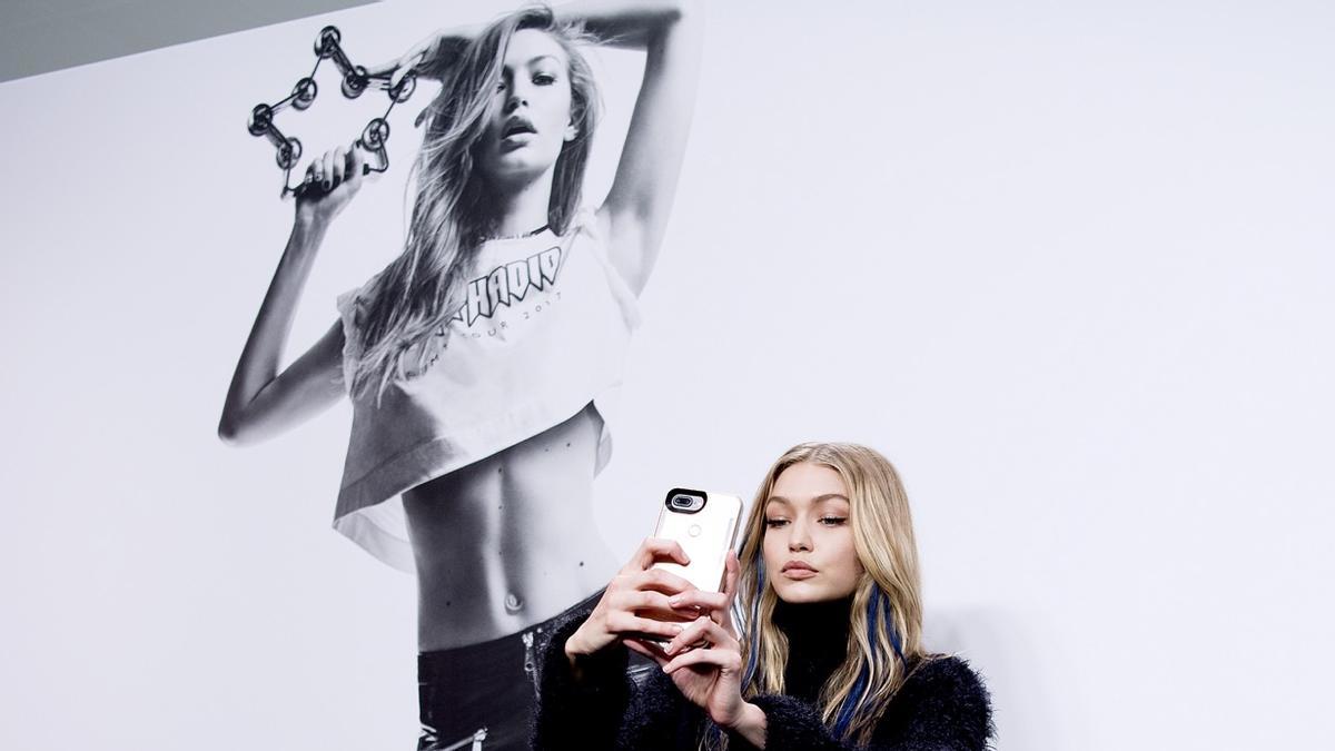 Gigi Hadid haciéndose un selfie