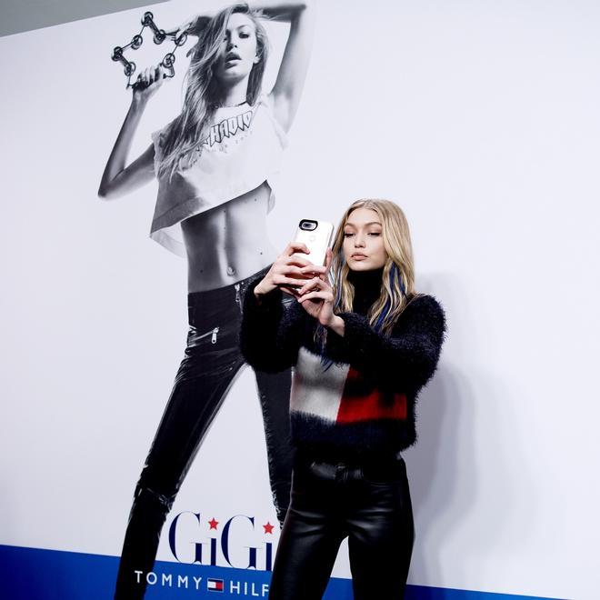 Gigi Hadid haciéndose un selfie