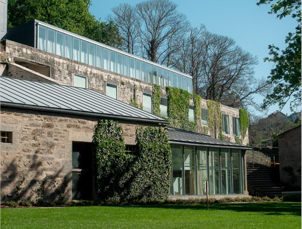 Uno de los edificios del complejo turístico Casas do Sarela en Santiago de Compostela