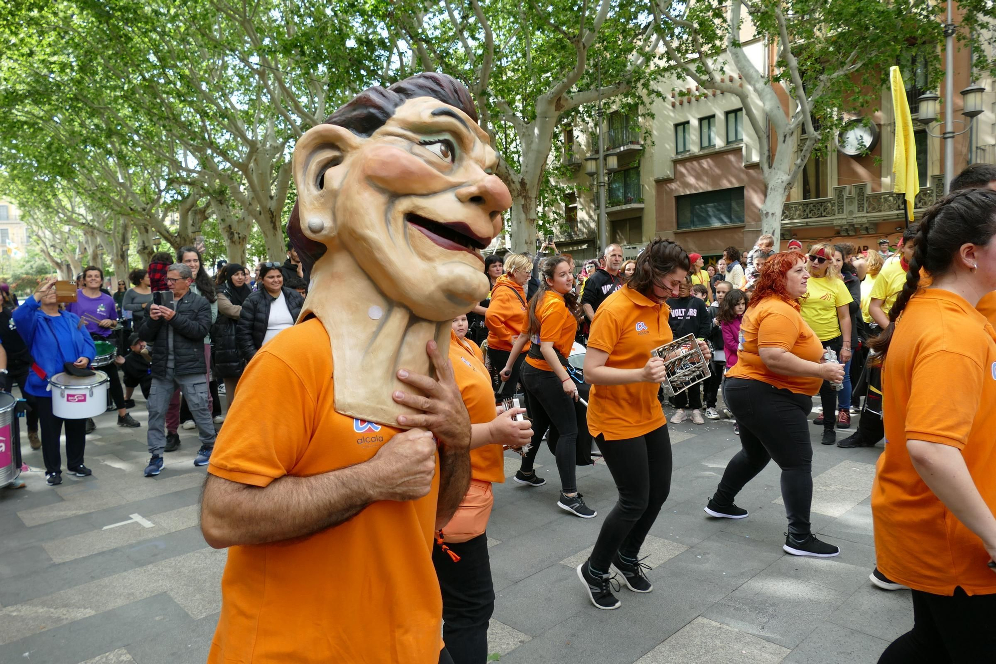 Figueres ressona amb una gran batucada de Santa Creu