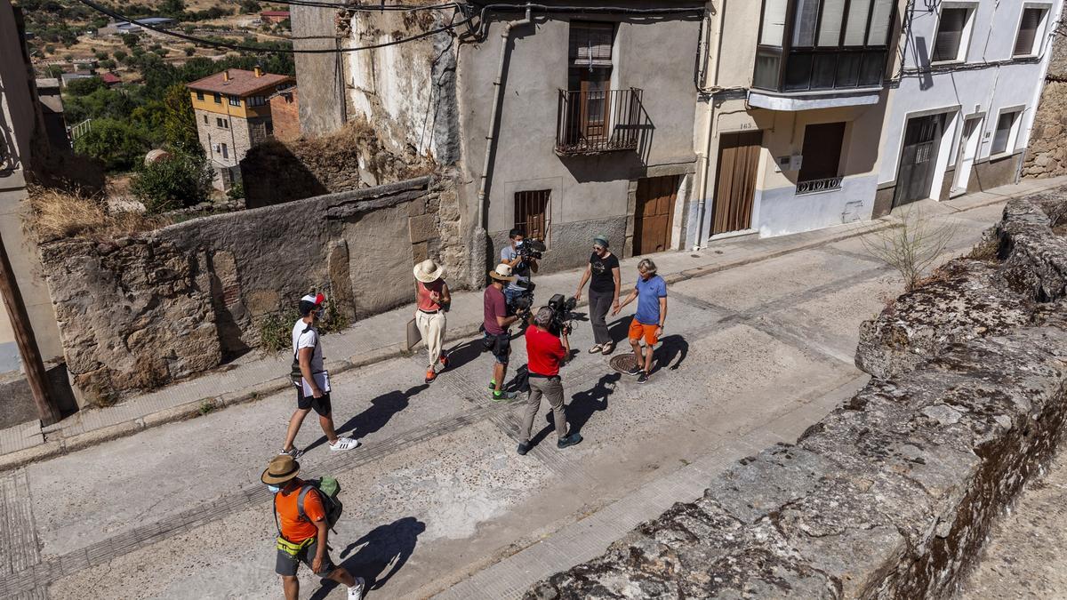 Jesús Calleja en momento del rodaje en una calle de Fermoselle