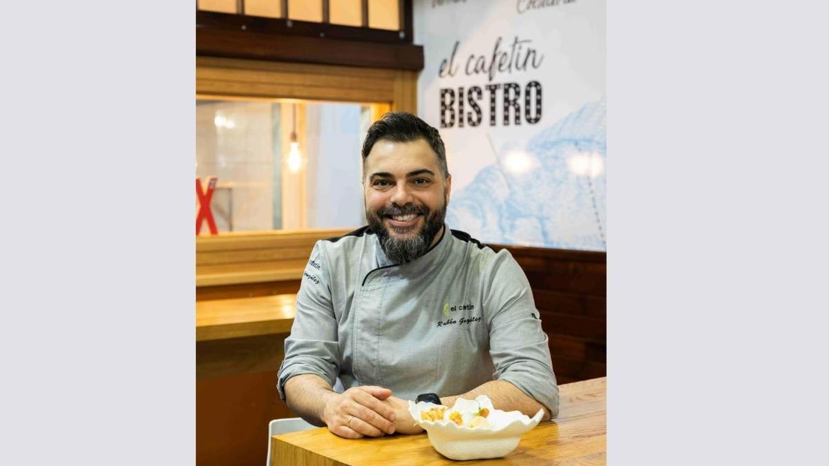 Rubén González junto a la tapa que llevará a concurso.