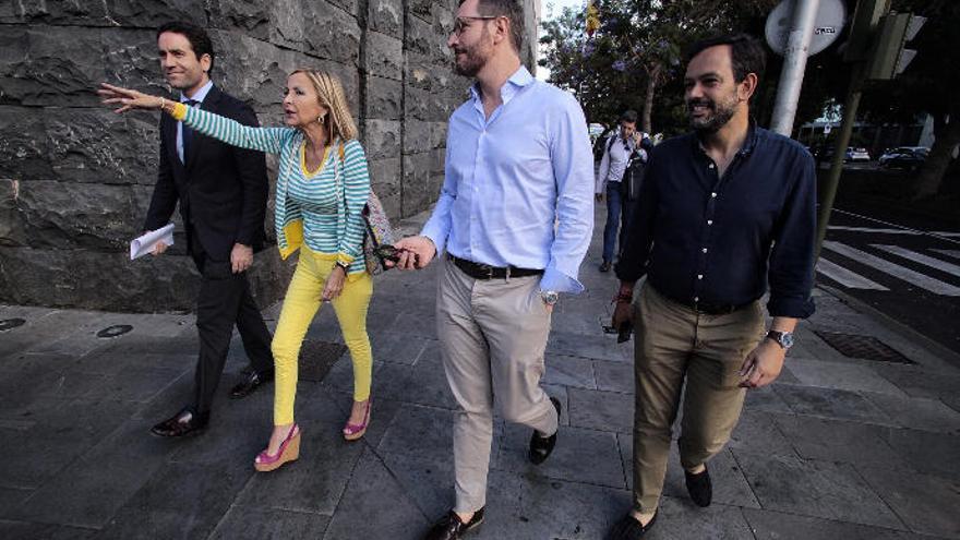 García Egea (i) con Australia Navarro, Javier Maroto y Lope Afonso por fuera de la sede del Gobierno de Canarias en la capital tinerfeña.