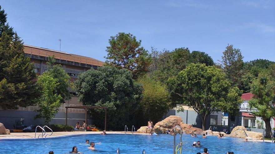 Abre la primera piscina de verano a diez minutos de València