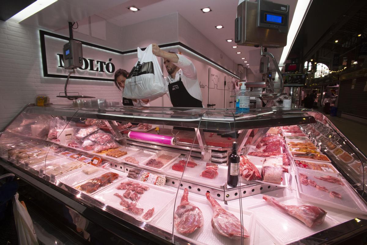 Un puesto de carnicería con amplio género en el Mercado Central de Alicante.