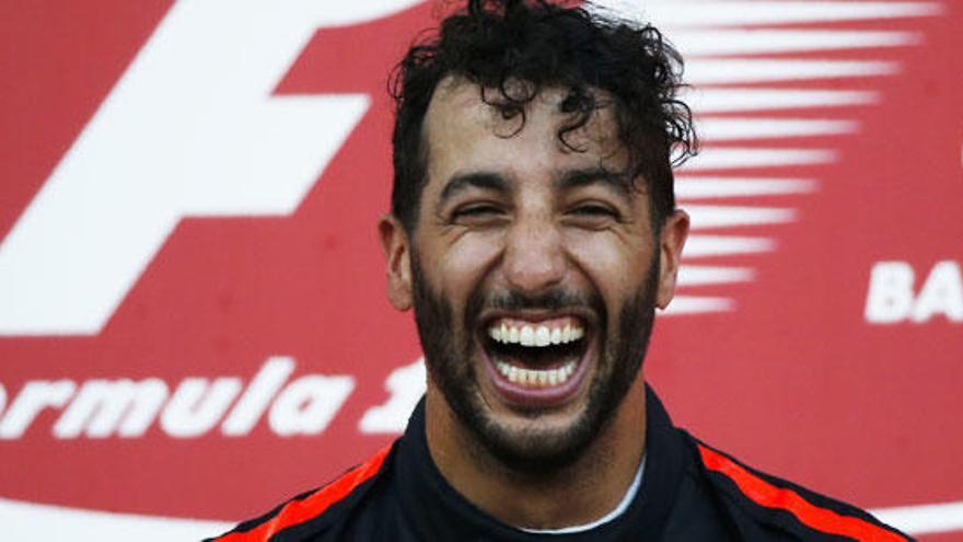 Daniel Riccardo, feliz tras ganar el Gran Premio de Bakú.