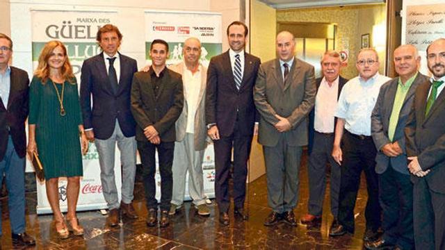 Foto de familia de autoridades y premiados por el Grup Güel