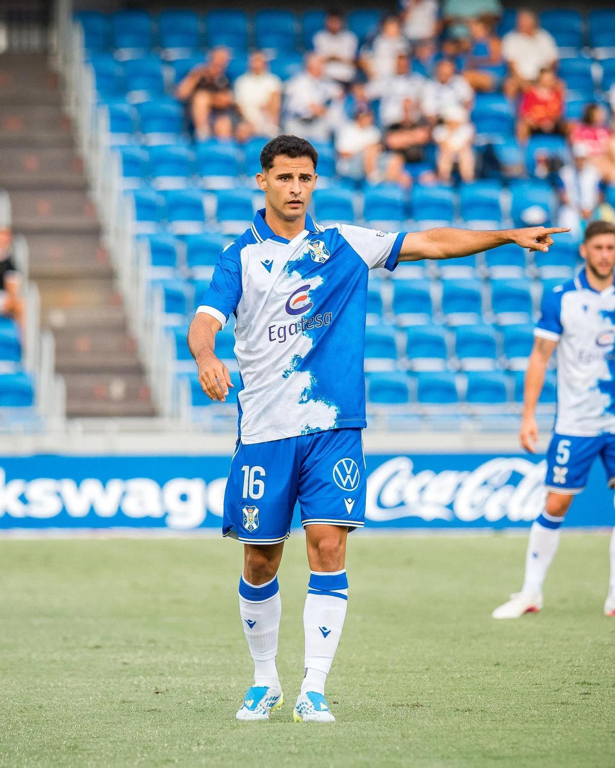 Jesús Álvarez, con el 16 de Aitor Sanz.