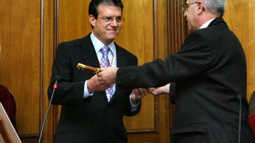 Jorge Sedano recibiendo la vara de mando de manos de Paco Blay tras ganar en 2007.