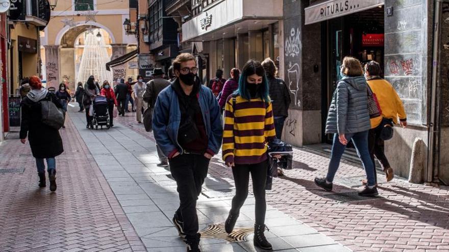 Gente paseando por las calles del centro de Palma.