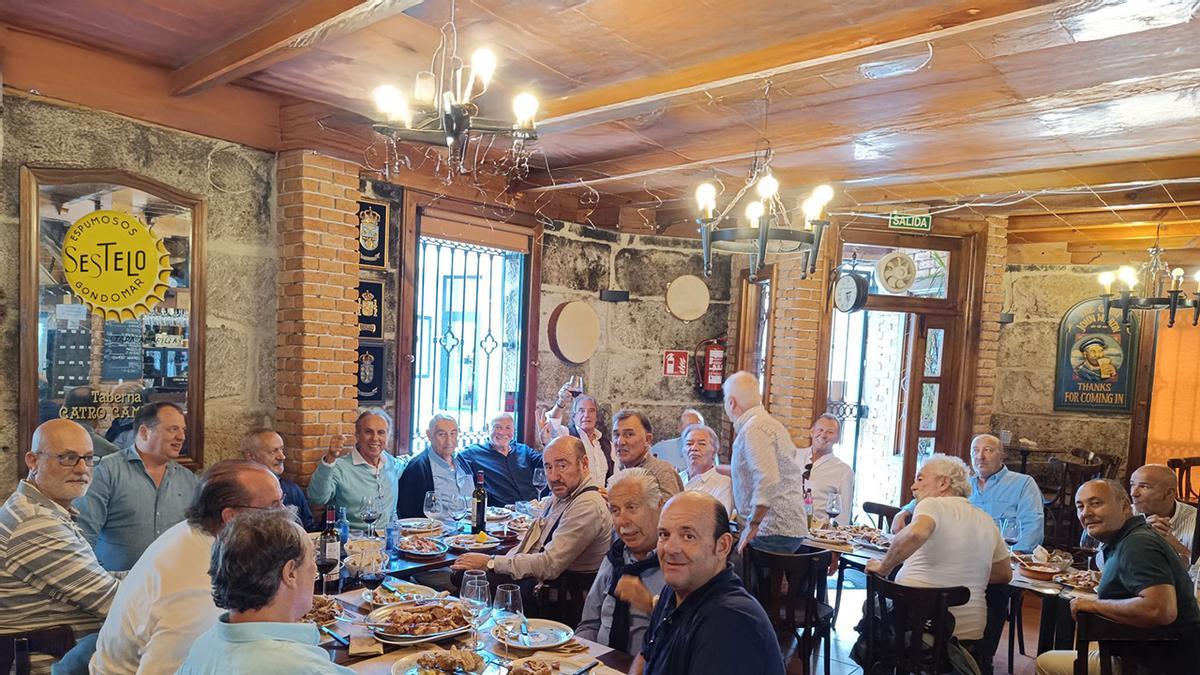 Reunión de comensales en la jamonería Cuatro Caminos, en Gondomar.