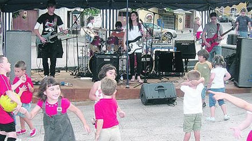 La Pola y Noreña disfrutan con los conciertos de rock de «Overland» y «Hangin&#039; Balls»