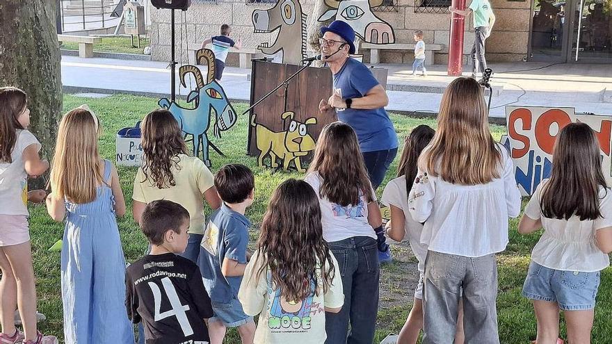 Paco Nogueiras acerca a fauna os nenos co seu espectáculo «Son Animal»