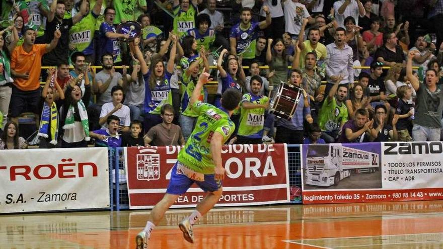 Ceballos celebra un gol ante una grada abarrotada en la última visita de Cangas.