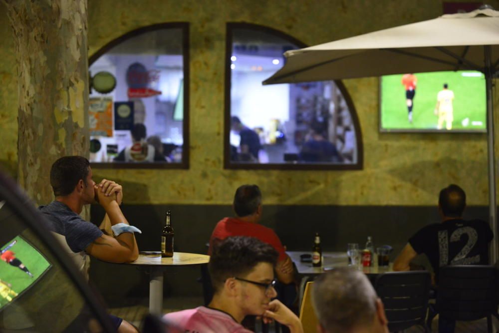 Ambiente: Los aficionados del FC Cartagena se reúnen para ver el partido