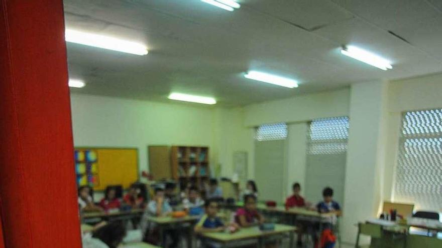 Una de las aulas del colegio de A Escardia con exceso de calor esta semana. // Iñaki Abella