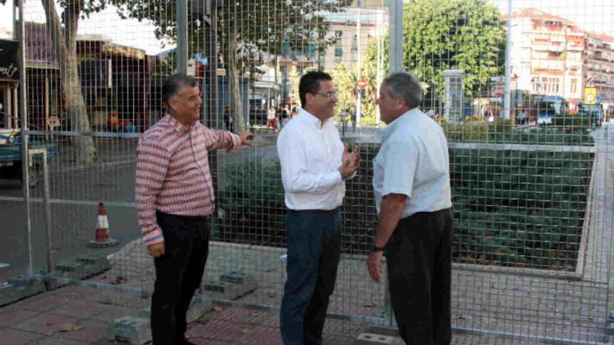 Los concejales Carrobles y De Zárate, a la izquierda, durante la presentación de las nuevas vallas