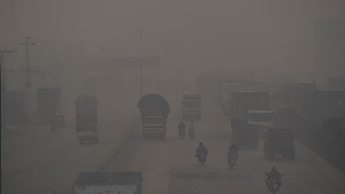 Los vehículos cruzan un puente en medio de fuertes condiciones de contaminación en Lahore el 17 de noviembre de 2021.