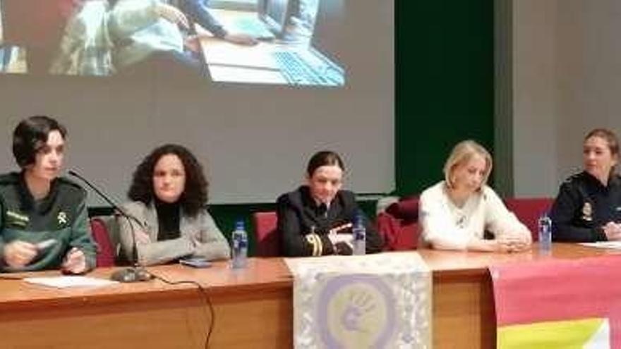 Marta Escanciano, Jéssica López, Anita Sánchez, Silvia Blanco y Graciela Maya, ayer, en el instituto llanisco.